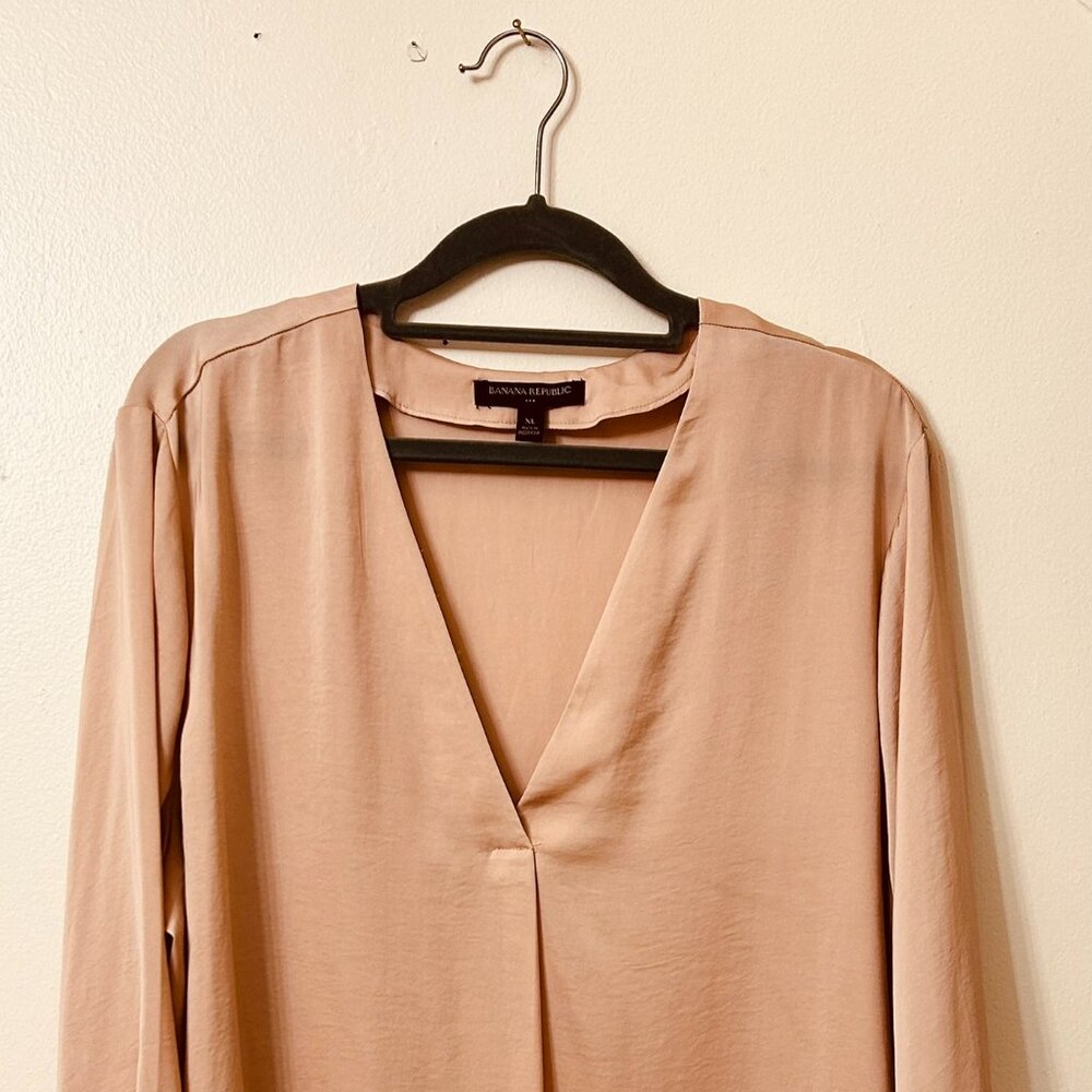 Banana Republic V Neck Pullover Silky Blouse in Dusty Rose